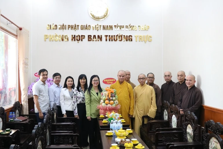 Phái đoàn chụp ảnh nhân chuyến thăm và làm việc với Ban Trị sự tỉnh