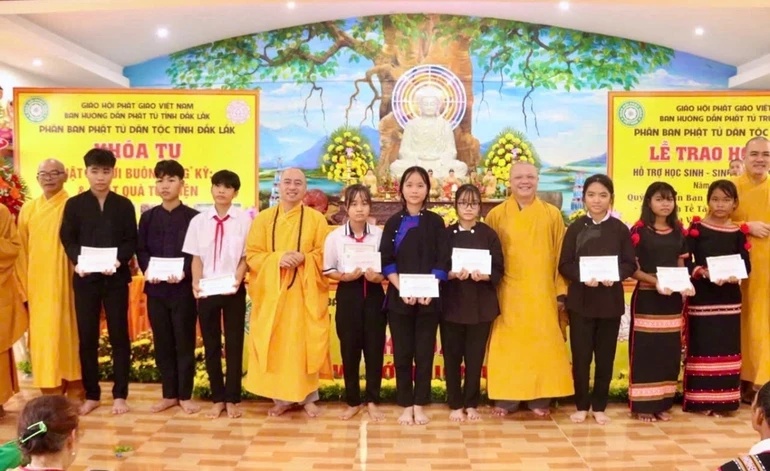 Ban Tổ chức trao học bổng cho học sinh khó khăn