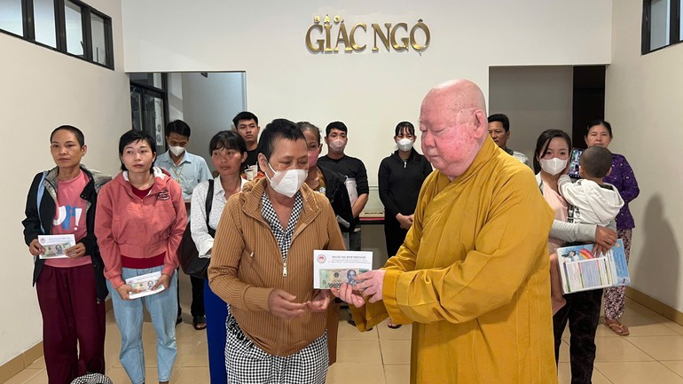 Hòa thượng Thích Duy Trấn thay mặt bạn đọc trao tiền ủng hộ đến các bệnh nhân nghèo