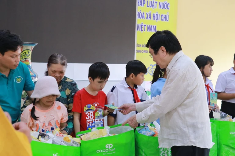 Nguyên Chủ tịch nước Trương Tấn Sang trao quà trung thu tại chùa Phổ Minh