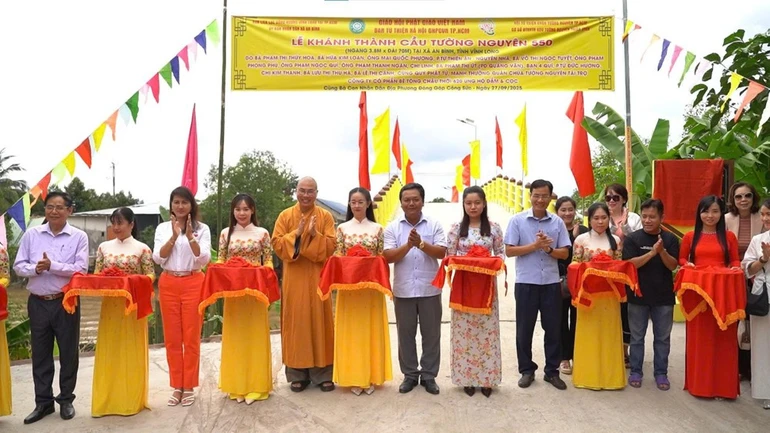 Khánh thành cầu Tường Nguyên số 550, với chiều rộng 3,8m, chiều dài 70m - Ảnh: T.N
