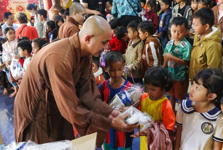 Chùa Thanh Minh trao quà cho thiếu nhi trong chương trình "TRung thu biên cương - Vui hội trăng rằm"