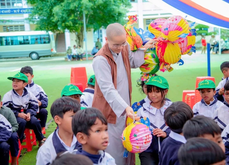 Thành viên đoàn Ban Từ thiện xã hội Phật giáo tỉnh Lâm Đồng trao quà trung thu đến học sinh