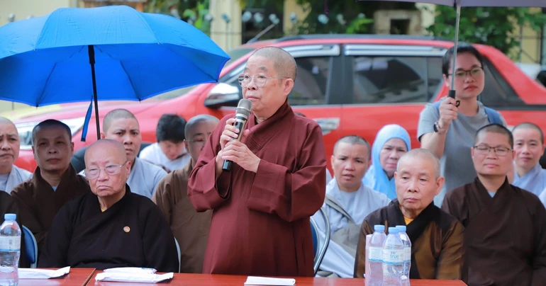 Ni trưởng Thích nữ Nhật Khương cứu trợ đồng bào tỉnh Cao Bằng