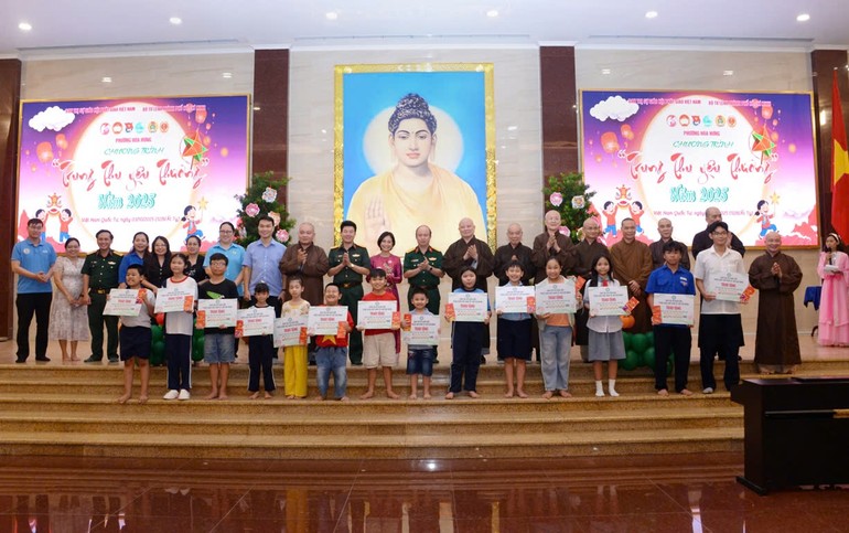 Ban Tổ chức trao quà đến các em học sinh khó khăn, mồ côi trên địa bàn P.Hòa Hưng