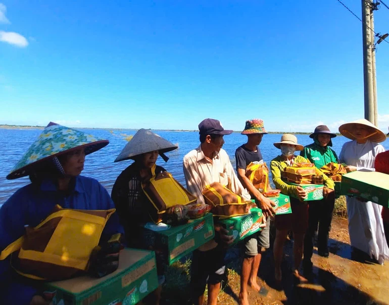Ni trưởng Thích nữ Tâm Nguyệt, trụ trì chùa Phổ Hiền trao quà đến bà con tại xã Lìa, tỉnh Quảng Trị