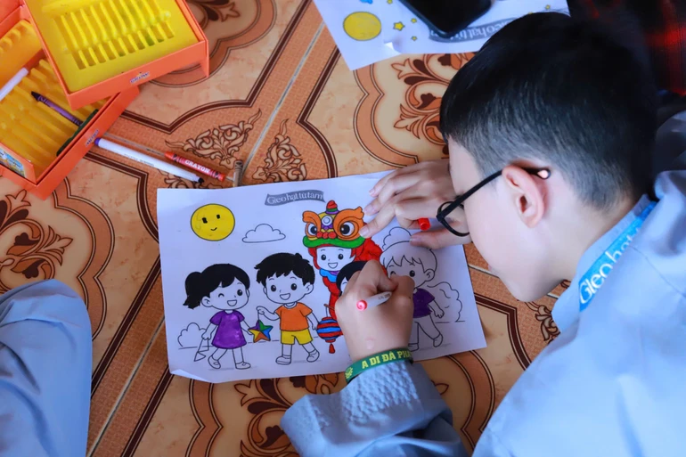 Các em dự thi tô màu tranh Tết Trung thu