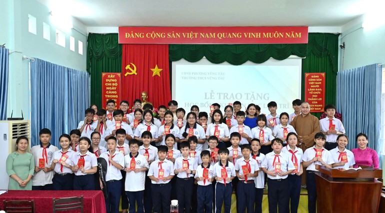 Quỹ Học bổng Khuyến học chùa Liên Trì trao học bổng cho học sinh Trường Trung học Cơ sở Vũng Tàu