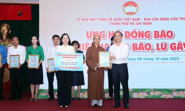 Thượng tọa Thích Thiện Quý thay mặt Ban Trị sự GHPGVN TP.HCM nhận thư tri ân của Ủy ban MTTQVN TP.HCM tại buổi phát động - Ảnh: Xuân Khu