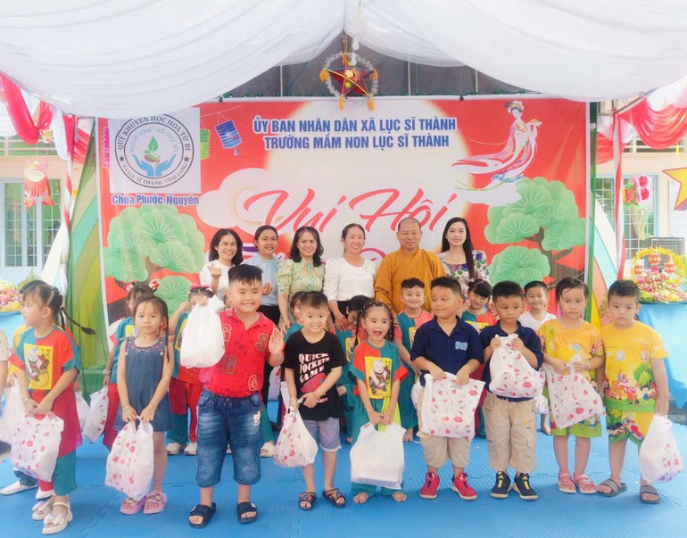 Đại diện chùa Phước Nguyên, Quỹ Khuyến học Hoa Từ Bi trao quà cho thiếu nhi vui Tết Trung thu