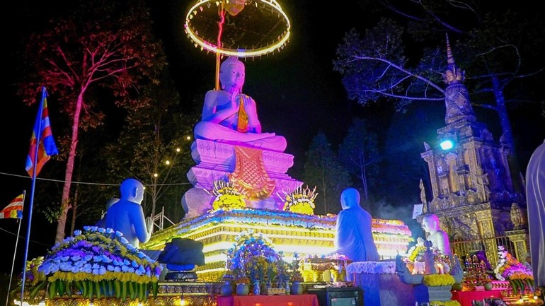 Tôn tượng Đức Phật Thích Ca Mâu Ni tại chùa Pen Som Rấth