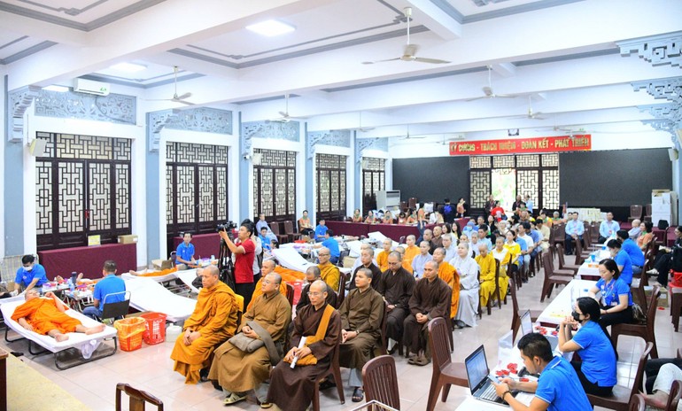 Nhiều Tăng, Ni đến hiến máu nhân đạo lần đầu tiên tổ chức tại Văn phòng II T.Ư - thiền viện Quảng Đức - Ảnh: Quang Tròn