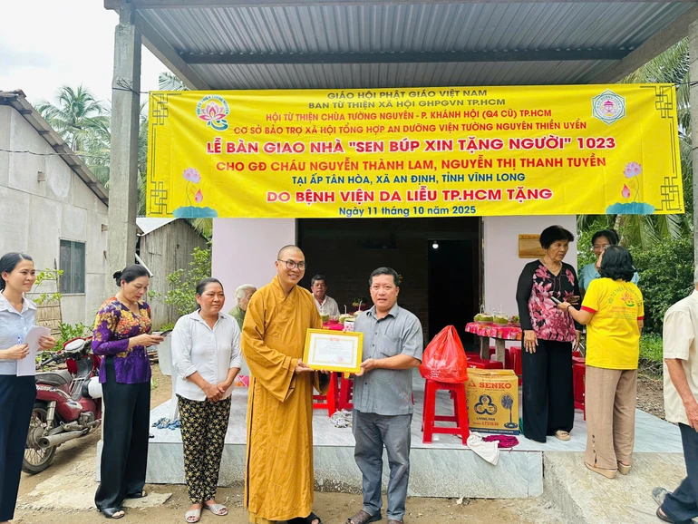 Đại đức Thích Minh Phú bàn giao nhà đến gia đình cháu Nguyễn Thành Lam, Nguyễn Thị Thanh Tuyền, xã An Định
