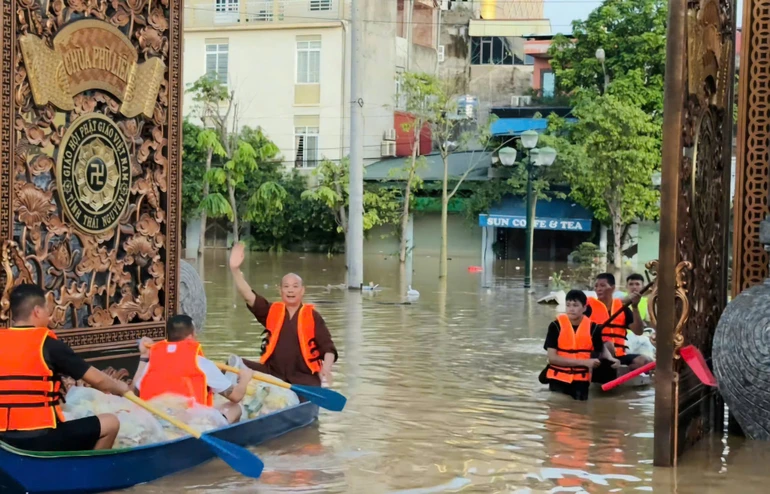 Chư tôn đức chùa Phù Liễn, tỉnh Thái Nguyên vận chuyển hàng hóa cứu trợ bà con vùng bão lũ