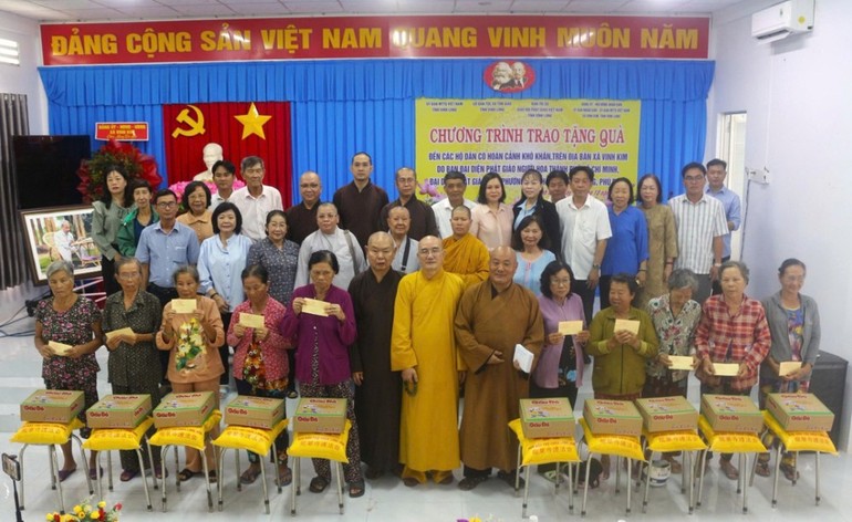 Đoàn Ban Đại diện Phật giáo người Hoa TP.HCM trao quà đến những ia đình khó khăn tại tỉnh Vĩnh Long