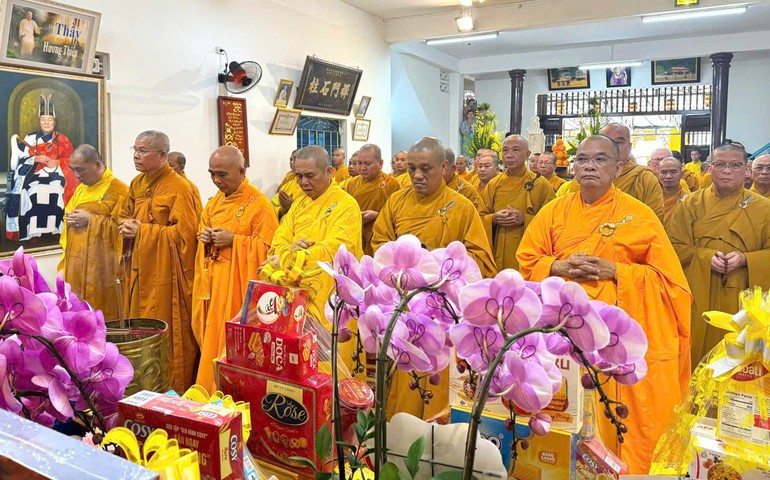 Chư tôn đức thành kính dâng nén tâm hương tưởng niệm Giác linh Trưởng lão Hòa thượng Thích Trí Tâm