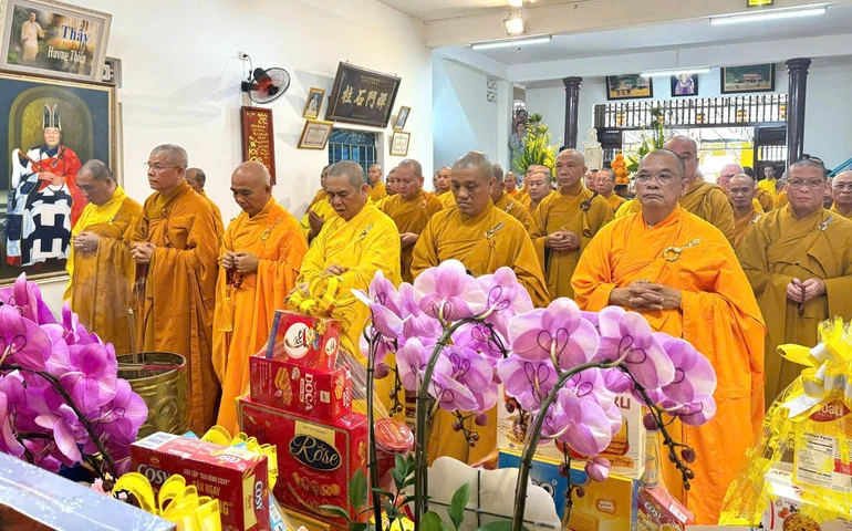 Chư tôn đức thành kính dâng nén tâm hương tưởng niệm Giác linh Trưởng lão Hòa thượng Thích Trí Tâm