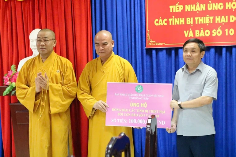 Thượng tọa Thích Tĩnh Triệt trao biển tượng trưng đến ông Phan Văn Thắng, Chủ tịch Ủy ban MTTQVN tỉnh