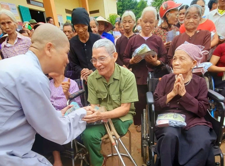 Ni trưởng Thích nữ Tâm Nguyệt động viên bà con vùng bão lũ tỉnh Thái Nguyên