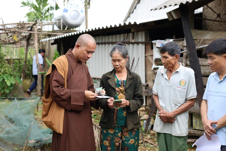 Đại đức Thích Tâm Trường trao hỗ trợ đến các hộ dân bị thiệt hại nặng nề do bão lũ