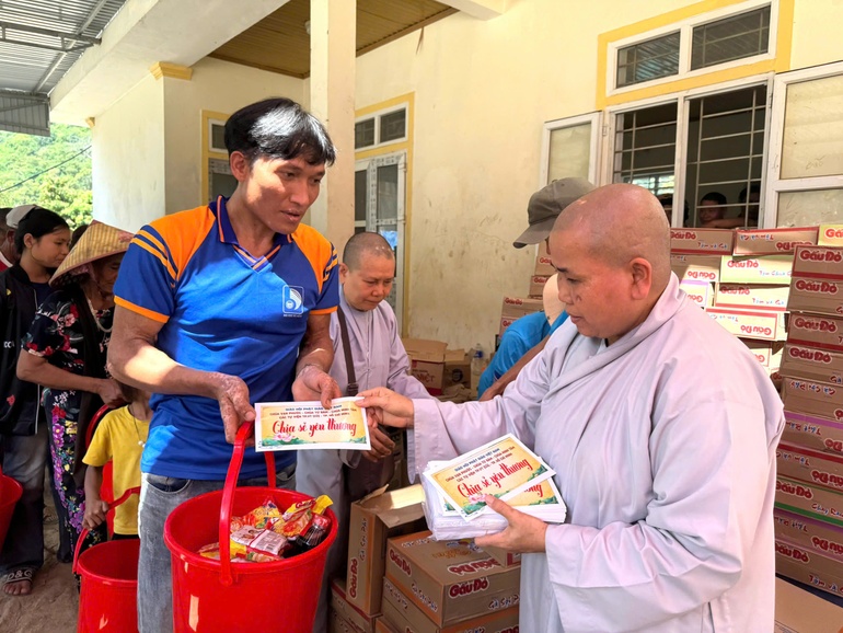 Ni sư Thích nữ Nguyên Xuân trao quà đến gia đình khó khăn sau bão lũ tại tỉnh Nghệ An