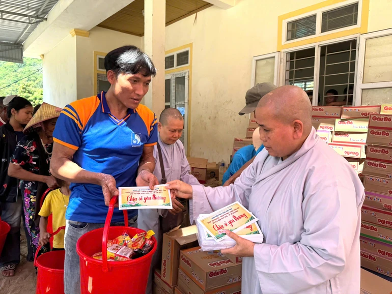 Ni sư Thích nữ Nguyên Xuân trao quà đến gia đình khó khăn sau bão lũ tại tỉnh Nghệ An