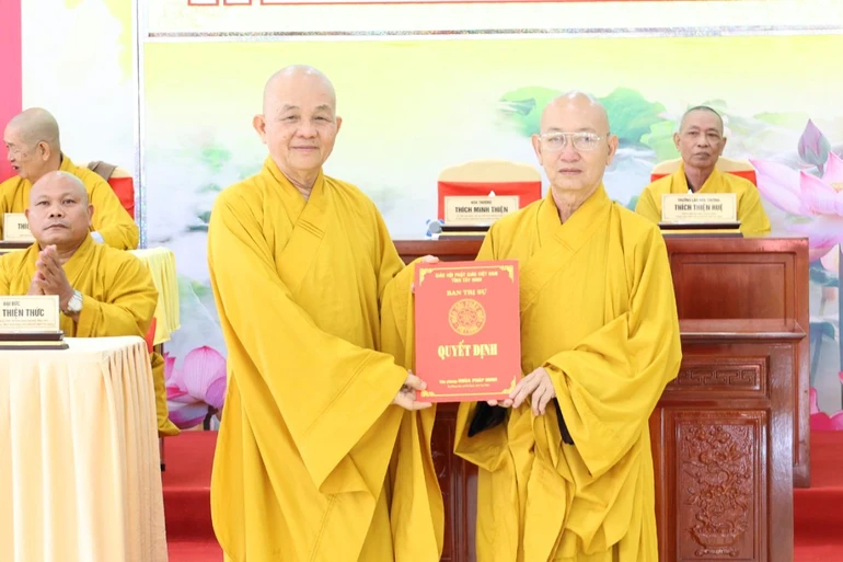 Hòa thượng Thích Minh Thiện trao quyết định bổ nhiệm Trưởng ban Quản trị chùa Long Thạnh đến Thượng tọa Thích Quảng Tâm