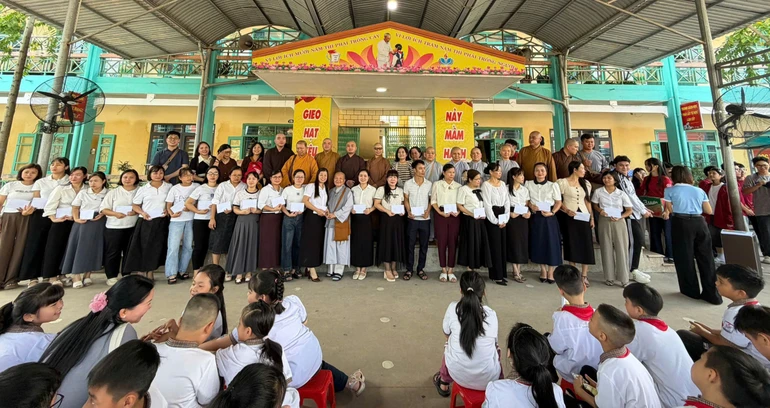 Đoàn Tăng Ni, Phật tử tỉnh Vĩnh Long trao quà cho học sinh có hoàn cảnh đặc biệt khó khăn