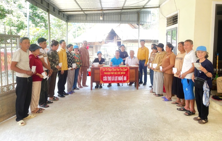 Các tự viện tổ chức đoàn thăm và trao quà hỗ trợ bà con vùng lũ tại các tỉnh, thành phố