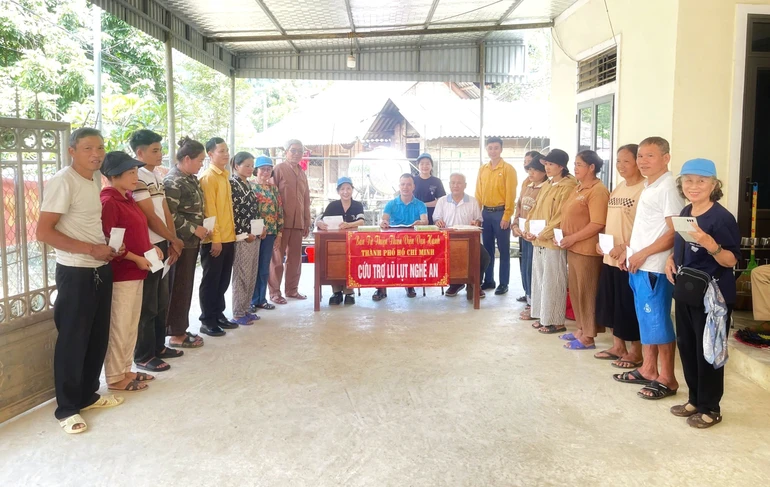 Các tự viện tổ chức đoàn thăm và trao quà hỗ trợ bà con vùng lũ tại các tỉnh, thành phố