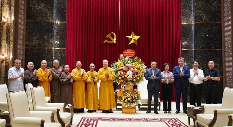 Phái đoàn lãnh đạo Giáo hội tặng hoa chúc mừng đến Thành ủy TP.Hà Nội