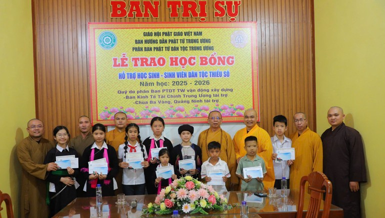 Phân ban Phật tử dân tộc T.Ư phía Bắc, Ban Trị sự GHPGVN tỉnh Lào Cai tặng học bổng cho các em học sinh