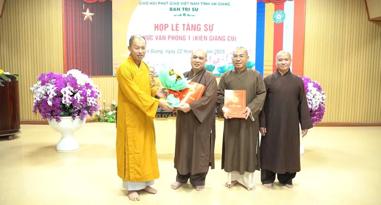 Thượng tọa Thích Minh Nhẫn trao quyết định bổ nhiệm Ban Quản trị tự viện đến các vị trụ trì