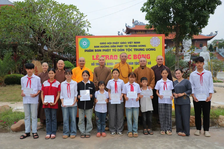 Phân ban Phật tử dân tộc T.Ư đã trao 10 suất học bổng cho học sinh người dân tộc thiểu số tỉnh Lào Cai