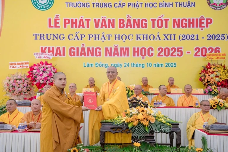Thượng tọa Thích Thông Triêm trao Bằng tốt nghiệp đến Tăng sinh