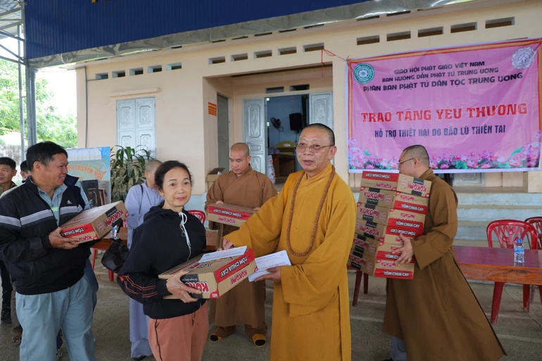 Thượng tọa Thích Quảng Tuấn, Trưởng Phân ban Phật tử dân tộc T.Ư trao quà tại xã Đồng Hỷ, tỉnh Thái Nguyên