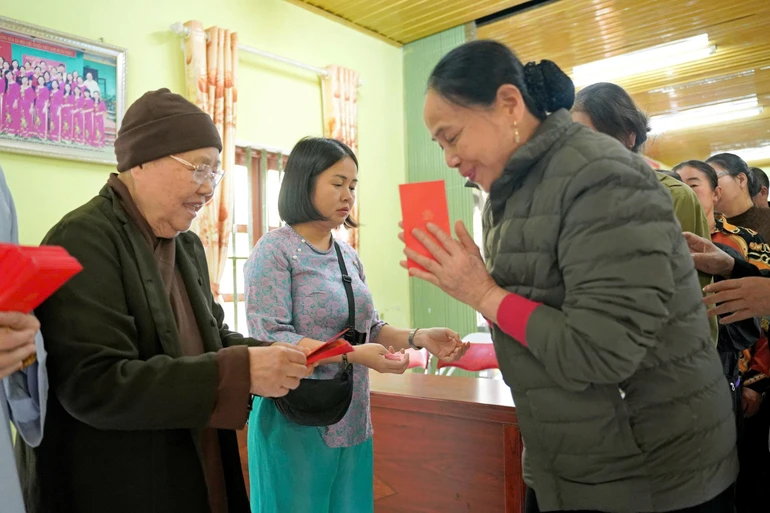 Ni trưởng Thích nữ Từ Nhẫn trao quà đến bà con bị ảnh hưởng bão lũ tại xã Tuấn Sơn