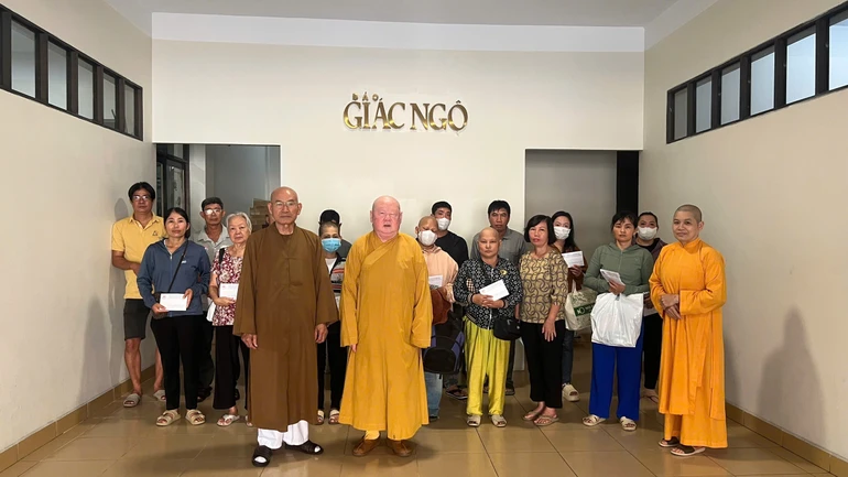 Hòa thượng Thích Tâm Viên, Hòa thượng Thích Duy Trấn trao tiền ủng hộ của bạn đọc đến các bệnh nhân