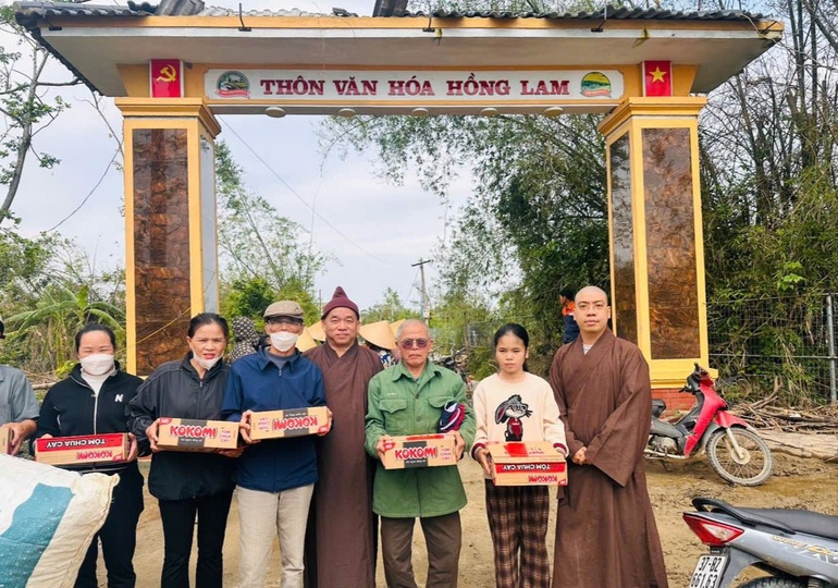 Chư Tăng trong đoàn trao quà đến người dân tỉnh Hà Tĩnh