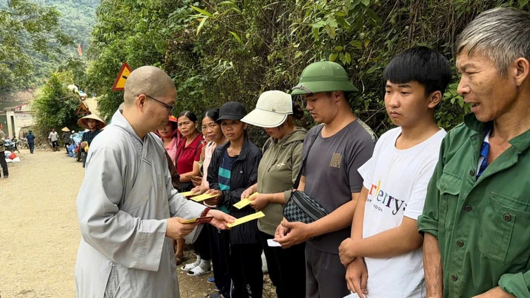 Ni sư Thích nữ Huệ Đức trao hỗ trợ đến bà con vùng bão lũ