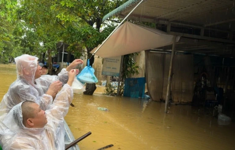 Chư Tăng trao những suất cơm đến cho người dân bị cô lập do nước lũ dâng cao tại TP.Huế