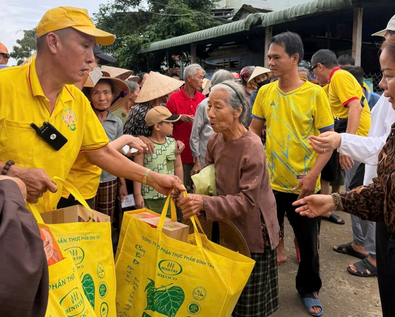 Thành viên đoàn Ban Từ thiện xã hội Phật giáo TP.HCM và chùa Tường Nguyên trao quà đến hộ bị ảnh hưởng bão lụt TP.Đà Nẵng
