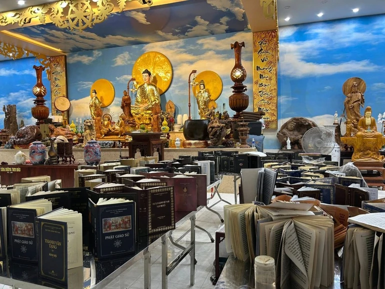 Chùa Viên Giác (P.Hội An) phơi kinh sau trận lụt lịch sử