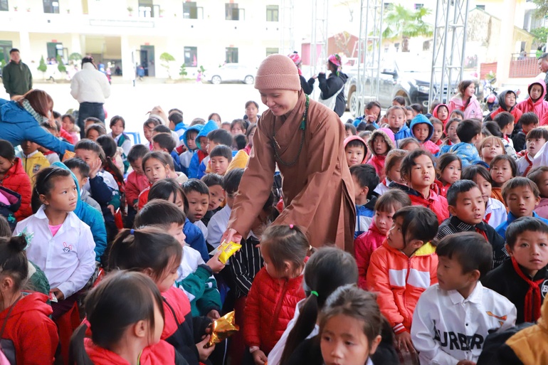 Trao quà cho học sinh tiểu học