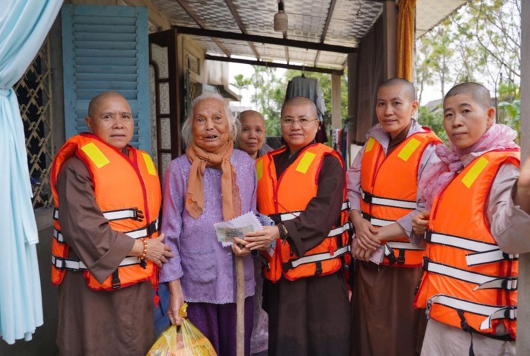 Ban Từ thiện xã hội GHPGVN tỉnh Đồng Nai trao quà đến những hoàn cảnh khó khăn do ảnh hưởng lũ lụt tại làng La Vân Hạ, xã Quảng Điền