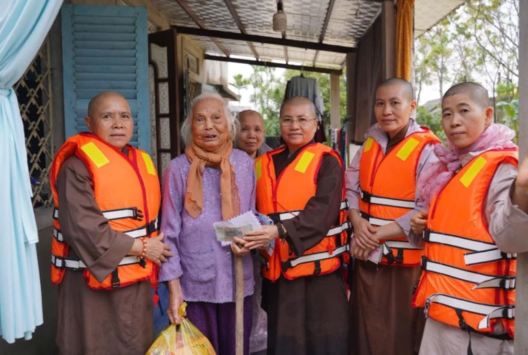Ban Từ thiện xã hội GHPGVN tỉnh Đồng Nai trao quà đến những hoàn cảnh khó khăn do ảnh hưởng lũ lụt tại làng La Vân Hạ, xã Quảng Điền