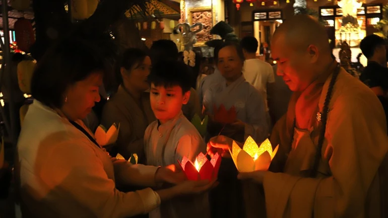 Lễ thắp nến tri ân tại chùa Huệ Hương