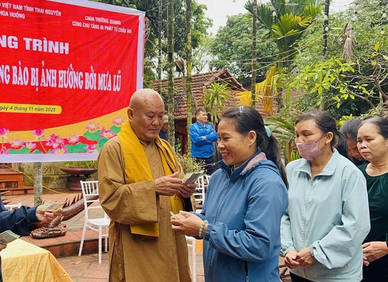 Hòa thượng Thích Chơn Tịnh trao quà đến bà con khó khăn vùng bão lũ tỉnh Thái Nguyên