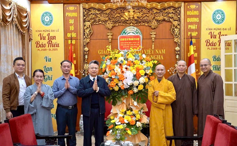 Ông Phan Vũ tặng hoa chúc mừng chư tôn đức lãnh đạo GHPGVN nhân Kỷ niệm 44 năm thành lập GHPGVN