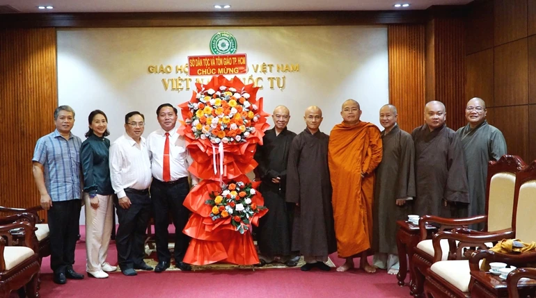 Lãnh đạo Sở Dân tộc và Tôn giáo TP.HCM chúc mừng Giáo hội TP.HCM nhân Kỷ niệm 44 năm ngày thành lập GHPGVN - Ảnh: H.D